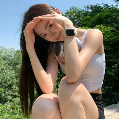 她在这里